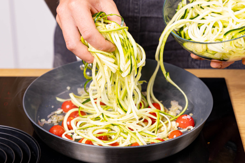 Zucchininudeln mit in die Pfanne geben und anbraten