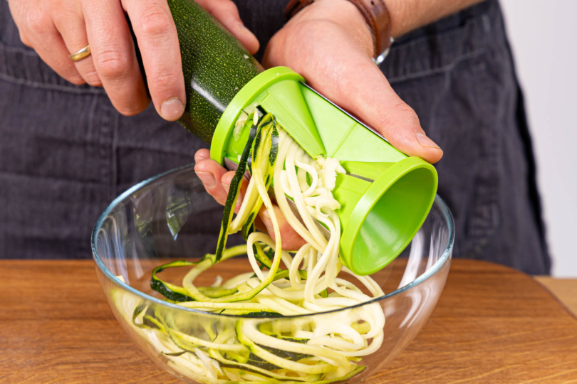 Zucchini mit einem Spiralschneider schneiden