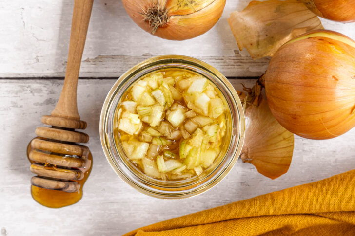 Zwiebelsaft mit Honig gegen Erkältung