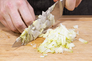 Zwiebel in Würfel schneiden