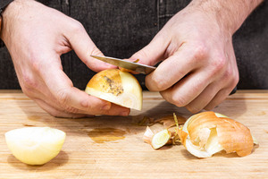 Zwiebel schälen