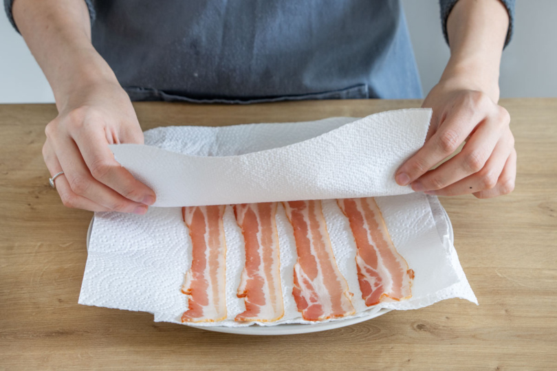 Bacon mit Küchenpapier bedecken