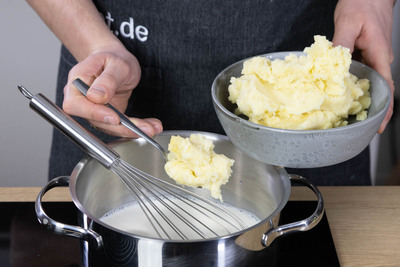 Kartoffelbrei dazugeben.