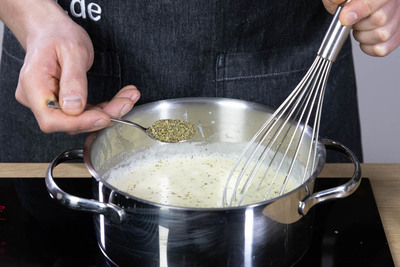 Kartoffelpüreesuppe würzen.