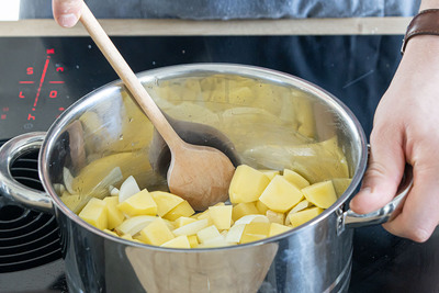 Kartoffeln und Wiebeln anbraten