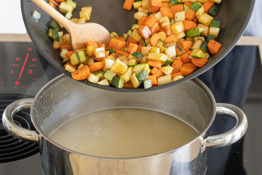 Gemüse zur veganen Gemüsesuppe nach Omas Art geben