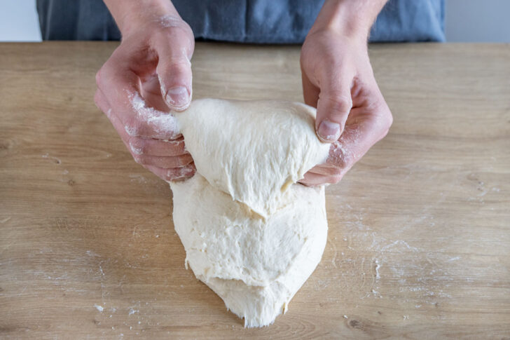Pizzateig mit Biga immer wieder falten