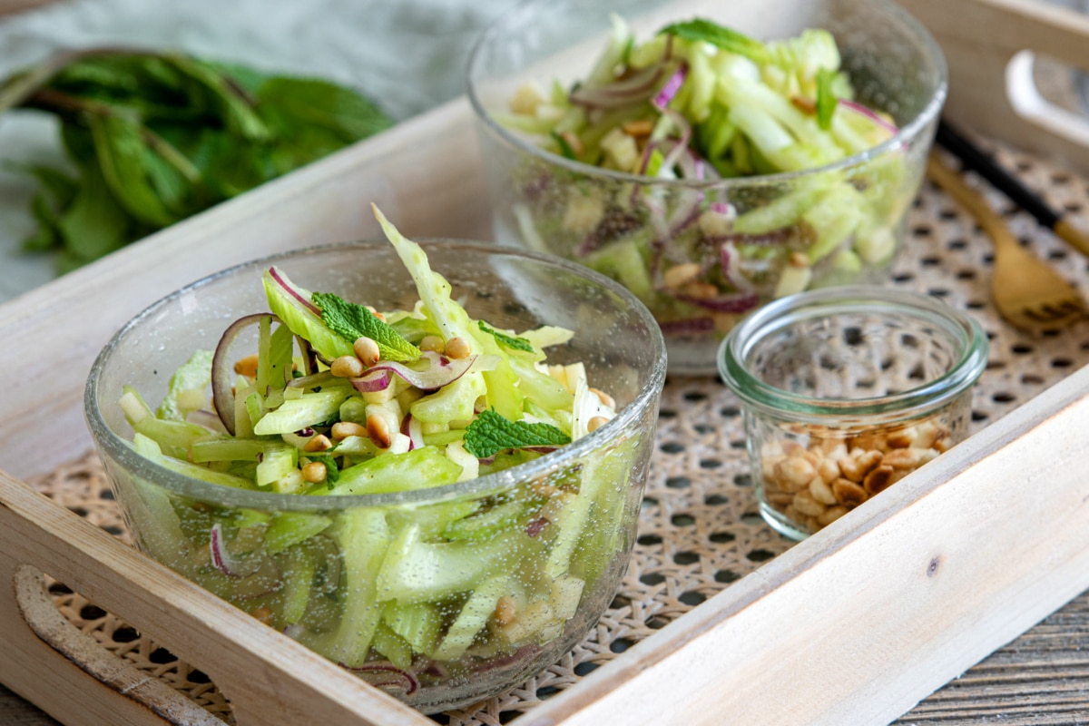 Veganer Staudenselleriesalat mit Apfel | Rezept - eat.de