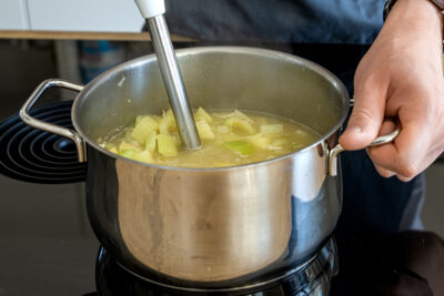 Staudenselleriesuppe pürieren