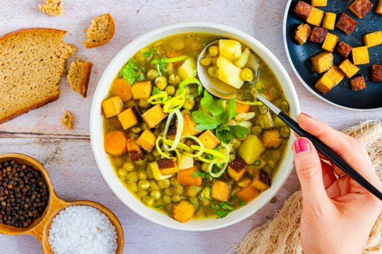 Vegetarischer Erbseneintopf mit Räuchertofu