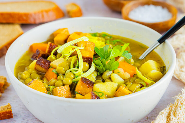 Vegetarischer Erbseneintopf mit Räuchertofu frisch gekocht
