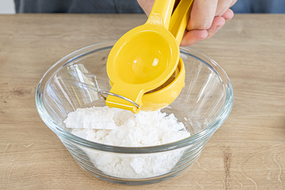Puderzucker und Zitronensaft vermischen