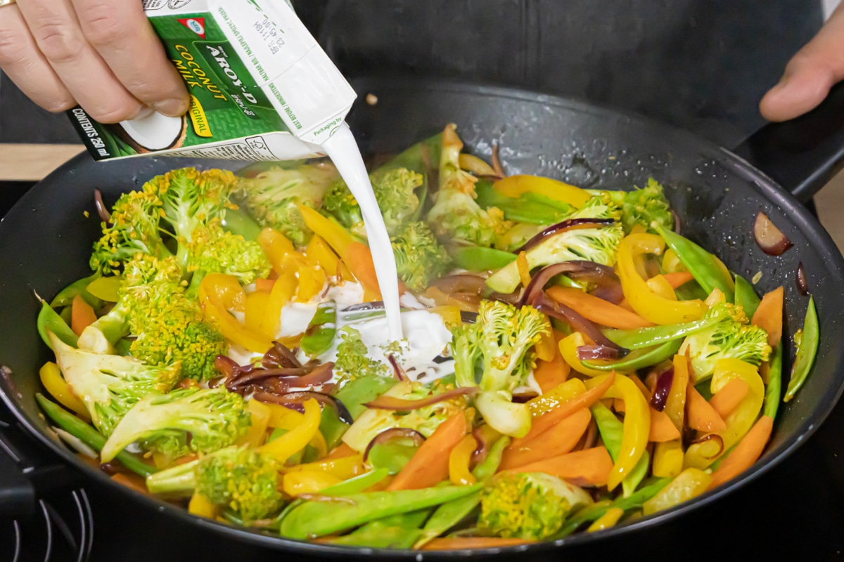 Vegetarische asiatische Gemüsepfanne mit Kokosmilch | Rezept - eat.de