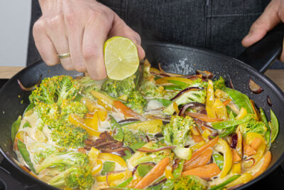 Limettensaft und Sojasoße dazugeben