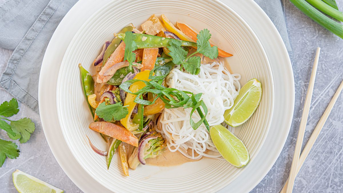 Vegetarische asiatische Gemüsepfanne mit Kokosmilch | Rezept - eat.de