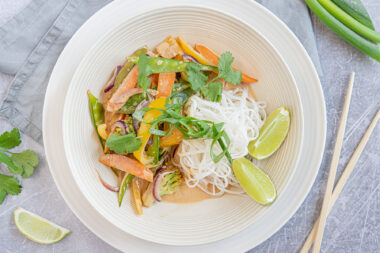 vegetarische asiatische Gemüsepfanne mit Kokosmilch