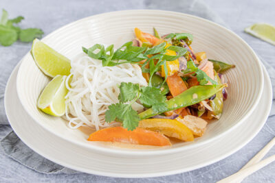 Vegetarische asiatische Gemüsepfanne mit Kokosmilch