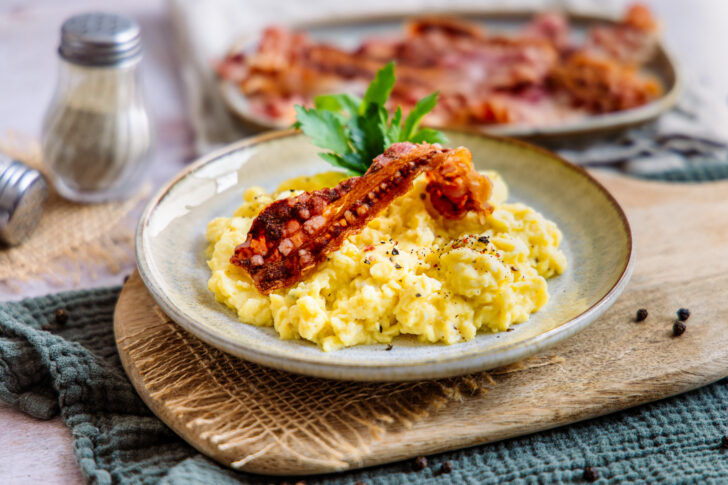 Bacon aus der Mikrowelle mit Rührei genießen