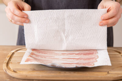 Bacon mit einem weiteren Küchenpapier bedecken