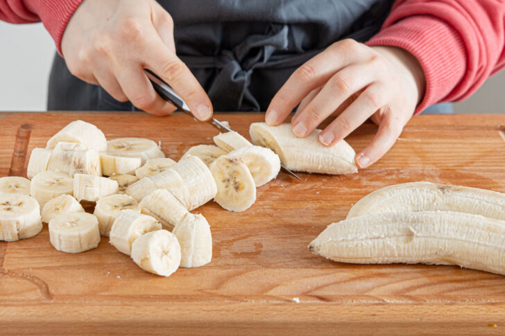 Bananen in Scheiben schneiden
