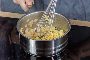 Mandeln mit Honig verrühren