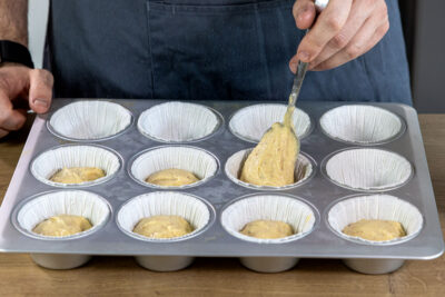 Teig in die Muffinform geben