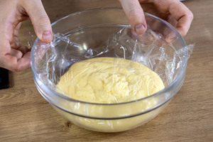 Pudding mit Frischhaltefolie abdecken