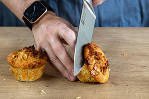Bienenstich-Muffins aufschneiden