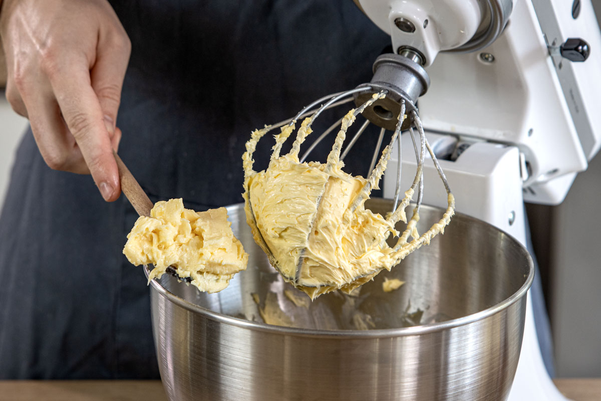 Pudding in die Butter geben
