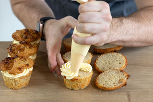 Bienenstich-Muffins füllen