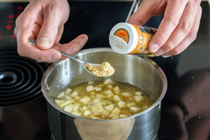 Ingwerpulver zum Birnen Zwiebel Chutney dazugeben