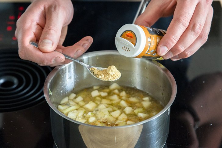 Ingwerpulver zum Birnen Zwiebel Chutney dazugeben