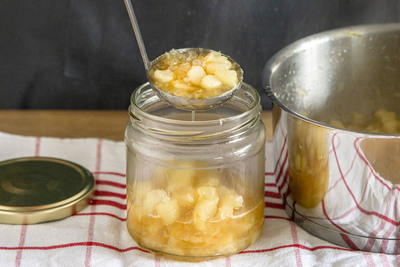 Birnen Zwiebel Chutney abfüllen