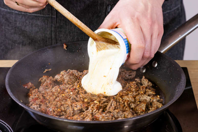 Schmand zum Hackfleisch geben