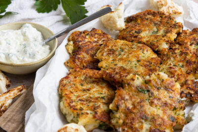 Blumenkohl-Taler mit Käse.