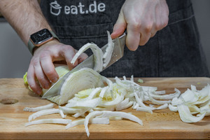 Chinakohl in Streifen schneiden