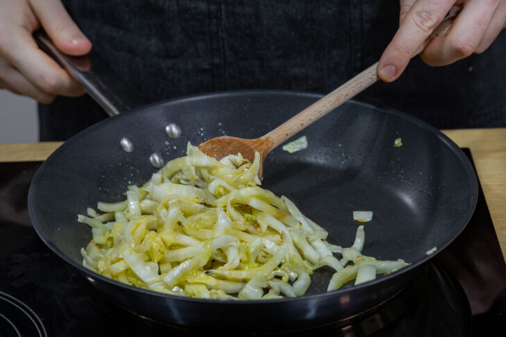 Chinakohl in Pfanne braten