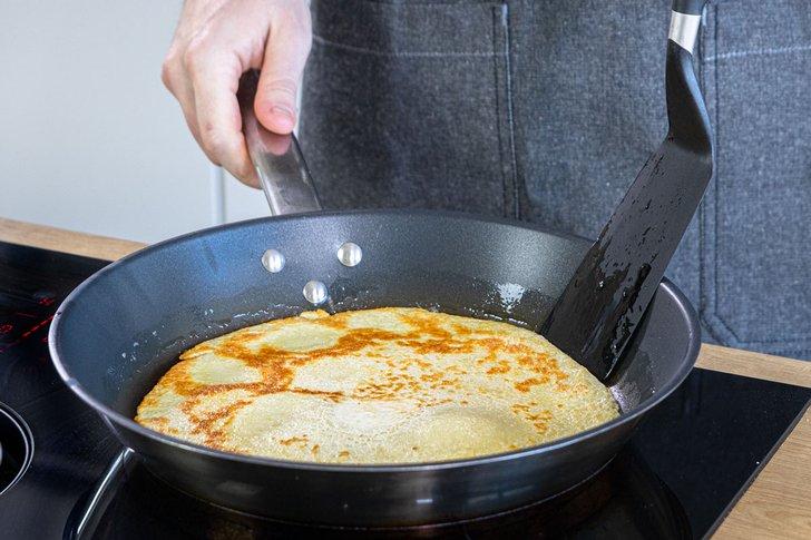 Eierkuchen wenden