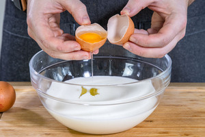 Eier in die Schüssel geben