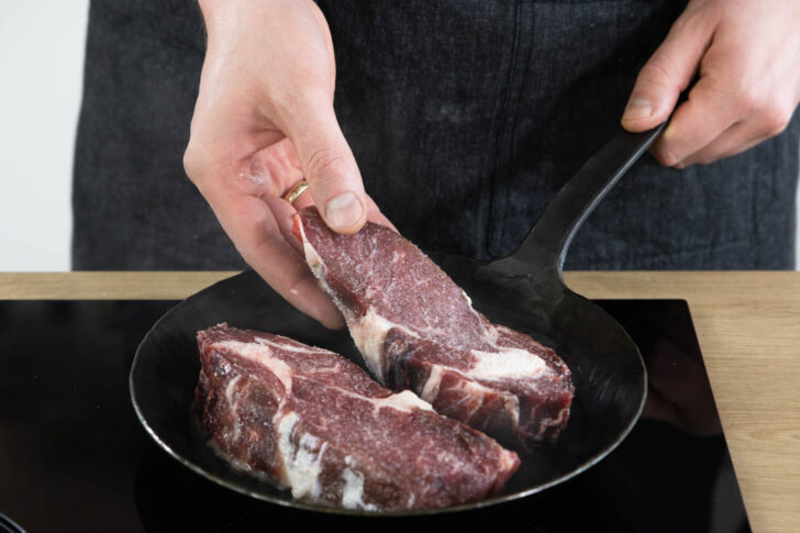 Dry Aged Steaks anbraten.