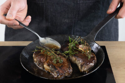 Dry Aged Steak mit Fett übergießen.