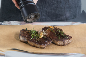 Das Fleisch pfeffern.