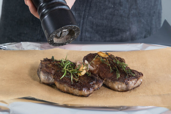 Das Fleisch pfeffern.