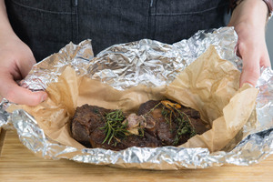 Dry Age Steaks in Alufolie wickeln.