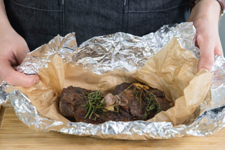 Dry Age Steaks in Alufolie wickeln.