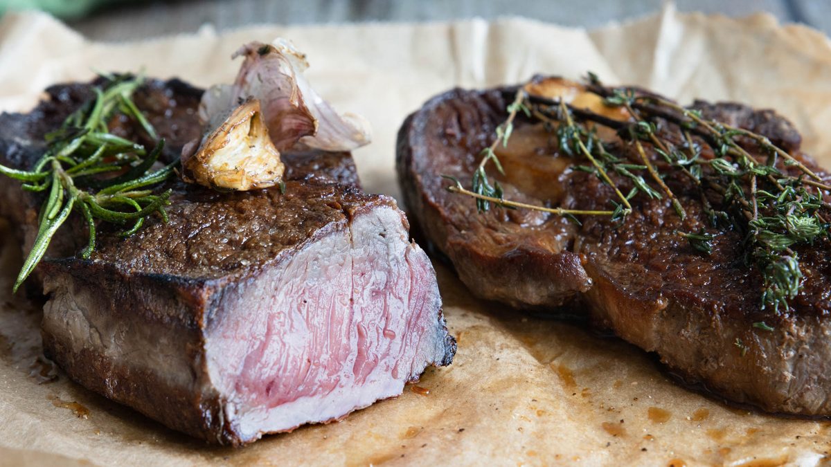 Dry Aged Steak in der Pfanne zubereiten | Rezept - eat.de