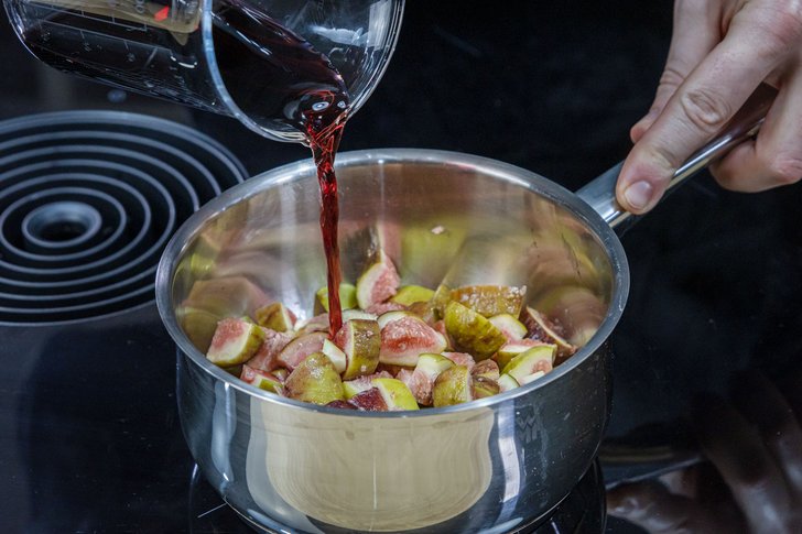 Rotwein dazugießen