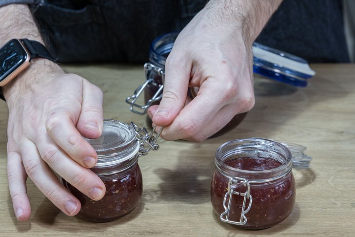 Feigenmarmelade in Gläser abfüllen