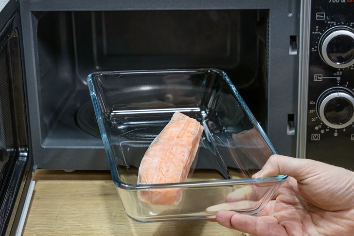 Fisch in der Mikrowelle auftauen