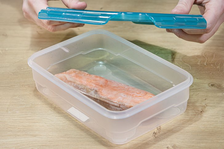 Fisch in luftdichter Dose verpacken